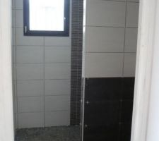 Salle d'eau série "silk black" and "white" et mosaïco black pour colonne de douche