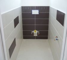 WC étage assorti décor "skin moka" au-dessus du WC suspendu