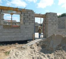 Entr&eacute;e avec &agrave; gauche la fen&ecirc;tre de la suite parentale