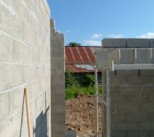 Porte de service arri&egrave;re du garage