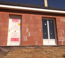 Vue de face : porte d'entrée et porte fenêtre