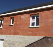 Vue de devant : chambre - salle de bain - bureau