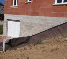 Vue de devant : descente et garage