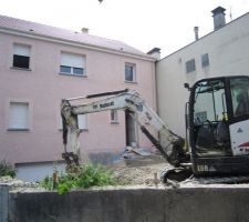 Le terrassier est venu avec 2 camions bennes, et un transporteur d'engin de terrassement pour nettoyer le terrain.