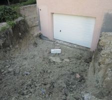 L'un des 2 puisards posés à l'avant de la maison.