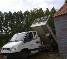 Des tours et des tours de camion benne pour charrier la terre végétale...