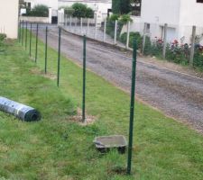 Poteaux posés et en cours de scellement