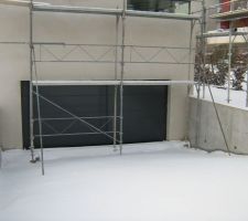 Vue de la porte de garage sous la neige