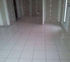 Le carrelage est en cours (séjour/cuisine)