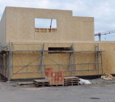 La pose du deuxième étage commence