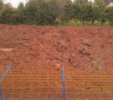 Pr&eacute;paration du ferraillage pour les fondations