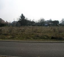 Vue depuis la rue, au fond, la parcelle d&eacute;bute cot&eacute; sud &agrave; environ 1m du pignon existant