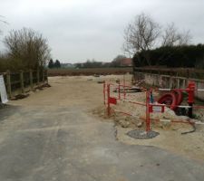 Entr&eacute;e du lotissement en cours de travaux pour amener la viabilisation sur les diff&eacute;rents lots