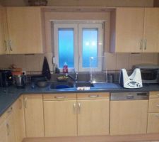 Cuisine - vue sur la fenêtre donnant directement chez le voisin
