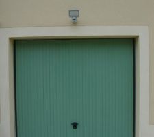 Projecteur Steinel Led au dessus de la porte de garage.