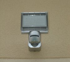 Projecteur Steinel Led au dessus de la porte de garage.