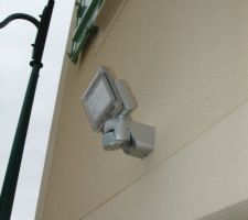 Projecteur Steinel Led au dessus de la porte de garage.