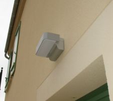 Applique Steinel Led au dessus de la porte d'entrée.