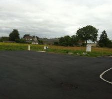 La petite raquette est goudronn&eacute;e.