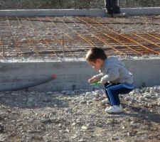 Ferraillage, avec l'aide de L&eacute;o et sa petite pelle pour les petits cailloux