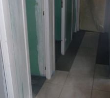 Couloir avec les quelques carreaux qui manquent