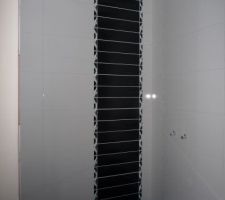 Salle de bain cot&eacute; douche &agrave; l'italienne