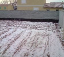 Début du terrassement avec un peu de neige, afin de mettre à niveau le terrain. Le reste va suivre tout autour de la maison.