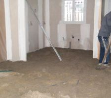 11.01.10 - Sablage du RDC (au fond ma future cuisine)