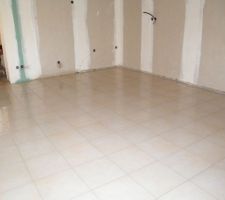 Le salon (l'escalier menant &agrave; l'&eacute;tage sera pos&eacute; sur le petit mur en face)