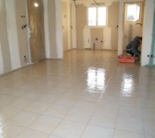 Au fond &agrave; gauche, ma future cuisine - &agrave; droite les WC et au 1er plan la SAM