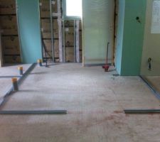 La salle de bain avec son placard encastré de suite à droite en entrant la baignoire au fond et le meuble de salle de bain face au placard a gauche
7.65m²