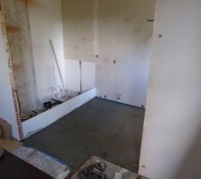 Chape traditionnelle sur sol chauffant avec adjuvant (plastifiant) et fibres. Réalisée le 4/7/2013.
Etape suivante, retirer la colle des carrelages enlevés, puis à la réception du receveur, réalisation de la chape sous le receveur (pour mettre le receveur à la même hauteur que la nouvelle chape   carrelage).