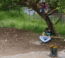 Mon fils taille un arc dans un tronc et ma fille est dans son arbre.