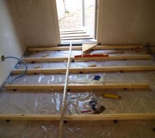 Et, c'est parti pour le parquet de la cuisine.