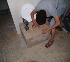Mon fils s'attaque aux toilettes sèches.