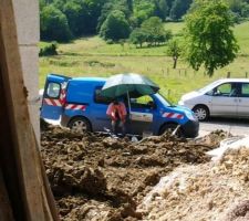ERDF qui tente de réparer le cable arraché par le terrassier