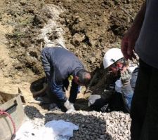 Et là c'est le drame: en voulant raccorder les eaux pluviales, le terrassier arrache un câble EDF!