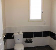 Vue de la seconde salle de bain fraichement carrel&eacute;e