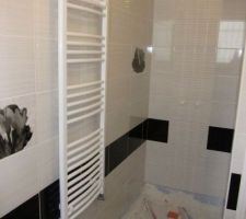 Vue du carrelage de la seconde salle de bain et de la future douche à l'Italienne.