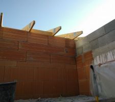 Détail de la charpente vue du garage. Le débord de toit est de 40 cm tout autour de la maison.