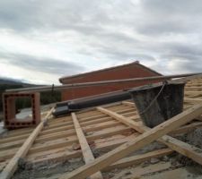Vue extérieur du toit pendant la pose des vélux et du conduit de cheminée