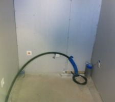 Cellier (emplacement Machine à laver   ballon d'eau chaude)