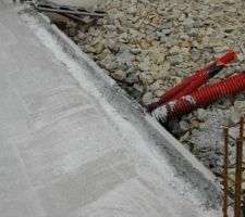 Petite tranchée normale au bord de l'entrée garage