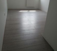 Parquet fini dans le bureau ! (photo prise en haut de l'escalier)