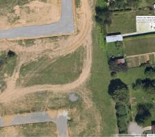 Les belles traces de tractopelle en plein milieu de notre parcelle
photo google map qui date d'il y a quelques mois.