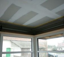 Coffret en bois des volets roulants - angle de devant