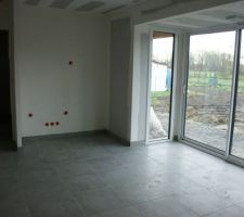 Carrelage dans cuisine avec plinthes et joints au RdC