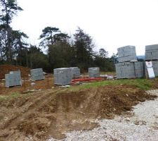 Les fondations sont coul&eacute;es. Livraison des premiers mat&eacute;riaux.