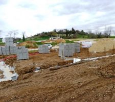 La maison et le garage sont s&eacute;par&eacute; par un mur en moellons donc fondations aussi pour ce mur de s&eacute;paration.