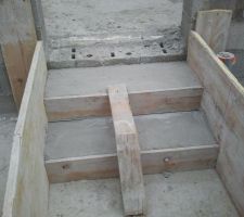 2 Petites marches pour monter dans la maison (ou descendre au garage).